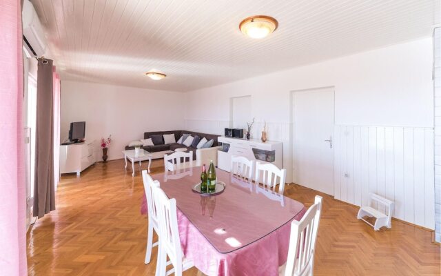 Amazing Home in Kastel Stari With Wifi and 2 Bedrooms