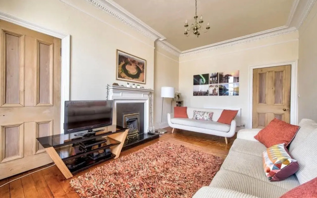 Lovely and Spacious 2BR Home on Comiston Road
