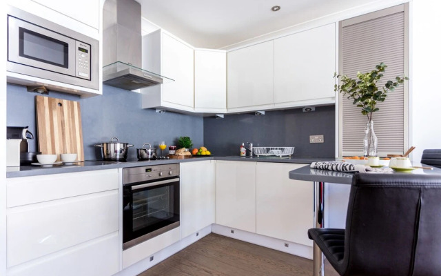 Gloucester Terrace by Lime Street