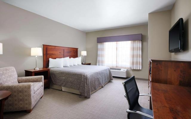 Green Mill Village Hotel & Suites, BW Signature Collection