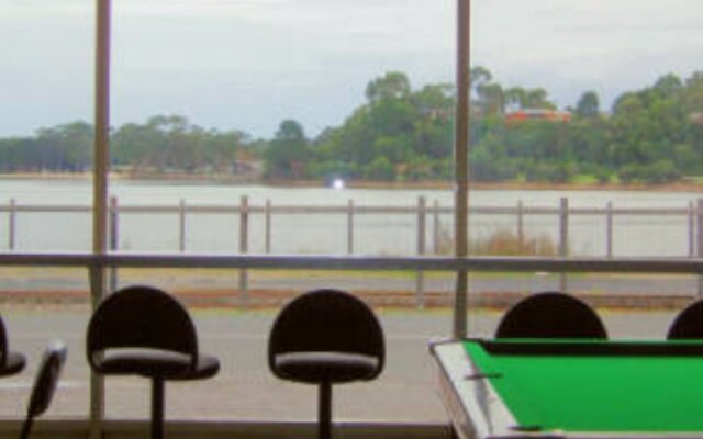 Regatta Point Tavern & Holiday Villas