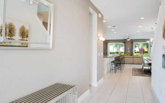 Stylish Family Home Sleeps 22 Enc101