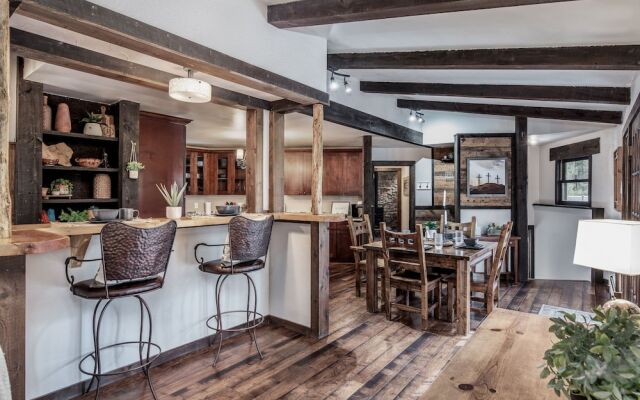 Rustic Pines Retreat