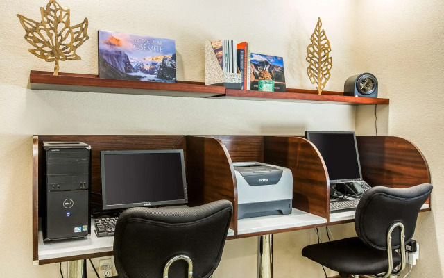 Comfort Suites Fresno River Park