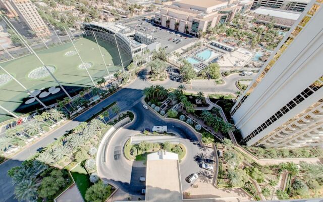 Signature Suite on the Strip