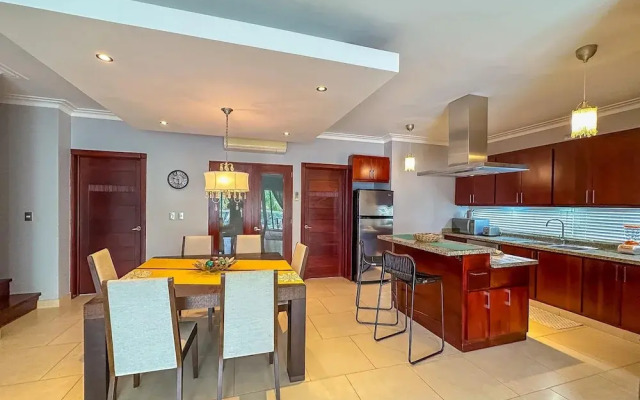 Incredible 3 BR Penthouse w BBQ Jacuzzi