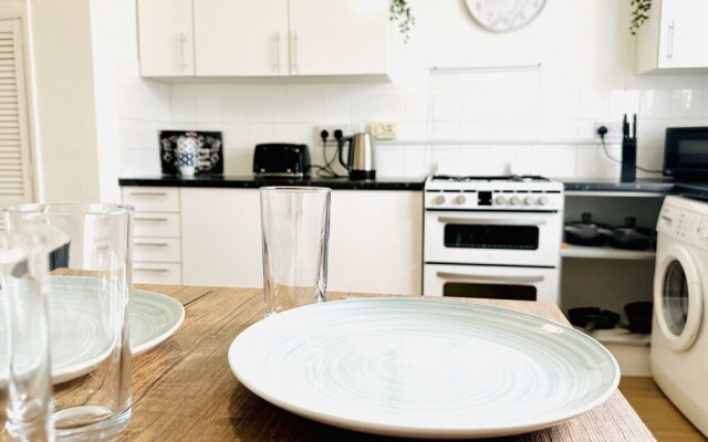 Beautiful 3-bed Apartment With Driveway Parking