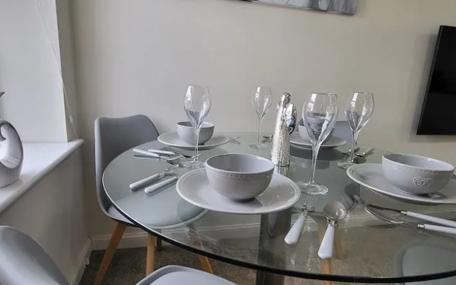 Inviting 6-bed House in Nuneaton