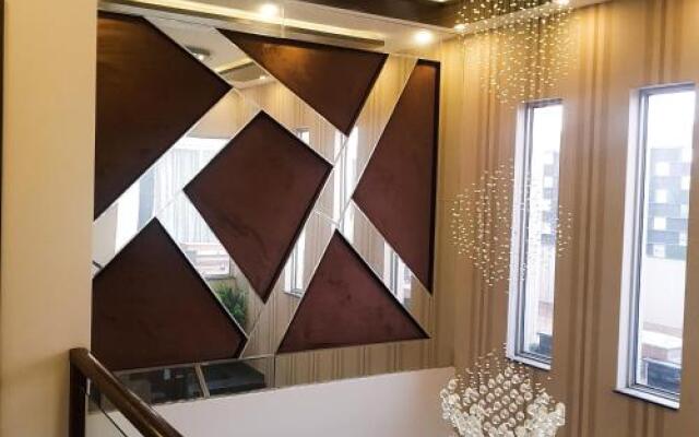 Holiday Inn Suites