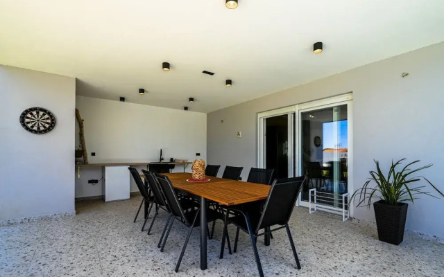 Matohanci Dazzling Villa With Pool