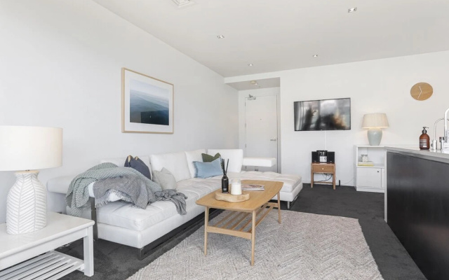 Luxury Living on Waterfront with Large Sunny Deck by Urban Butler – Guest Rooms – Auckland