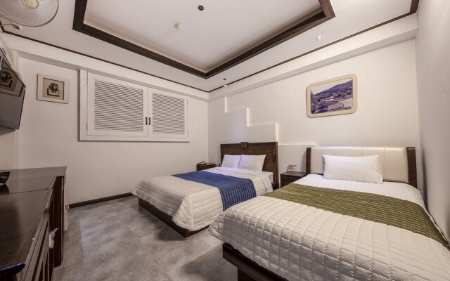 Yongjeon Time Terminal Hotel 2nd Branch by Aank