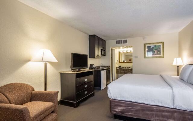 Clarion Inn & Suites Central Clearwater Beach