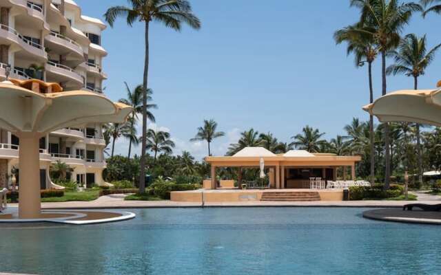 Ocean Front Condo With Pool Sleeps 6 Adults