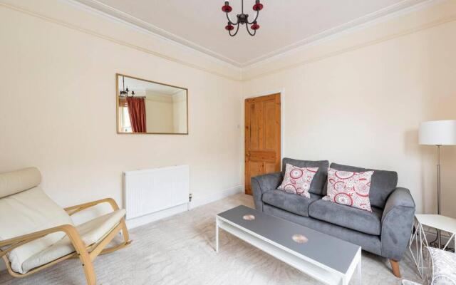 Spacious House - 2 Double Rooms - Street Parking - Garden