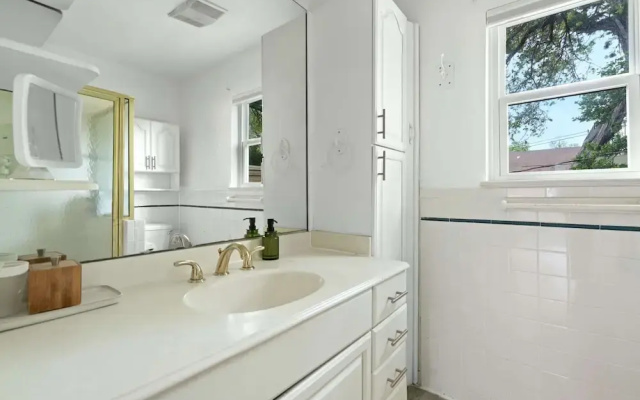 4 Bedroom Near Soco With a Private Pool & Sauna
