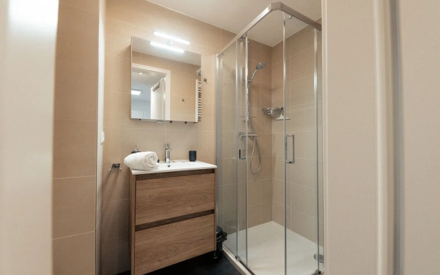Bright Chic 1BR Apt w Balc & Prkg