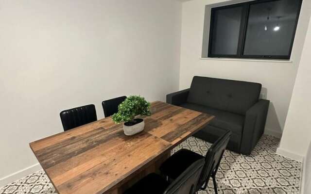 Immaculate 4-bed House Near City Airport