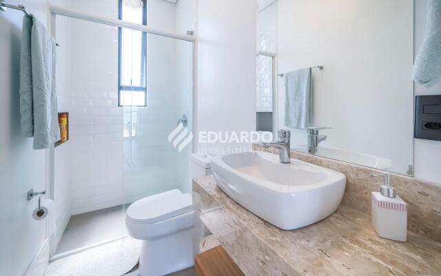 Triplex beira mar com 04 suítes para 12 pessoas.