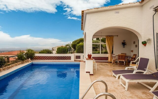 Modern Holiday Home in Roses With Swimming Pool