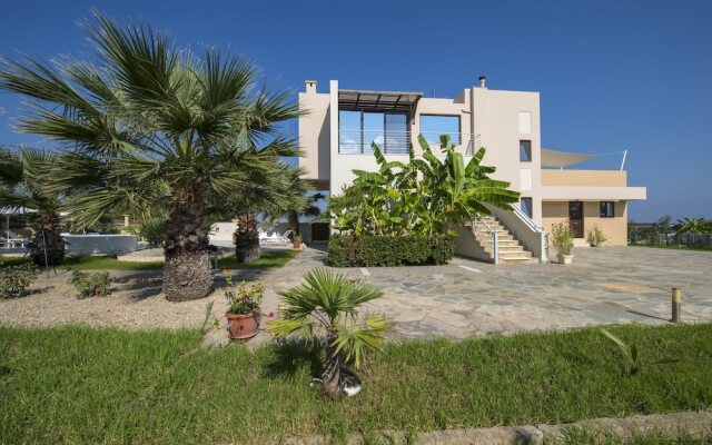 "xenos Villa 2. With 5 Bedrooms , Private Swimming Pool, Near the sea in Tigaki"