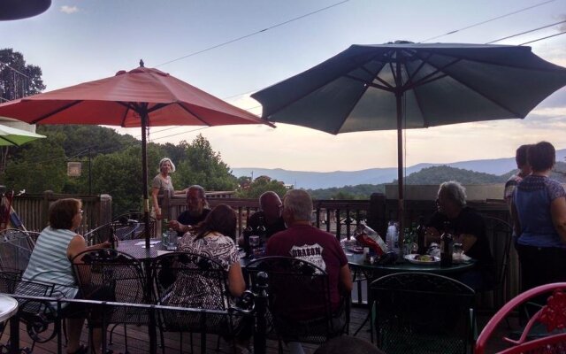 Skyline Village Inn