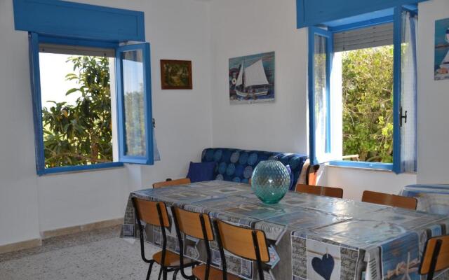 Casa indipendente immersa nel verde con vista mare