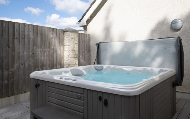Glynmar - Sea Glimpses Hot Tub Pool Table