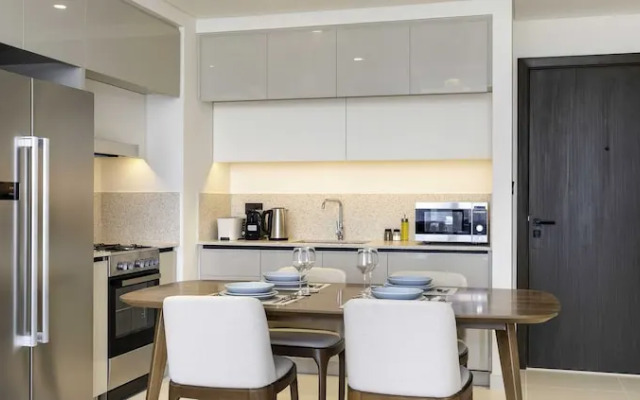 LUX The Marina Vista Beachfront Suite 2