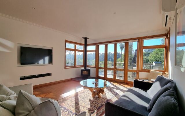 The Kauri Retreat - Sea Views & Spa Pool