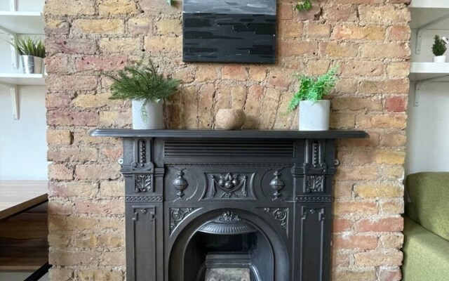 Stylish 1BD Flat With Private Terrace - Kilburn