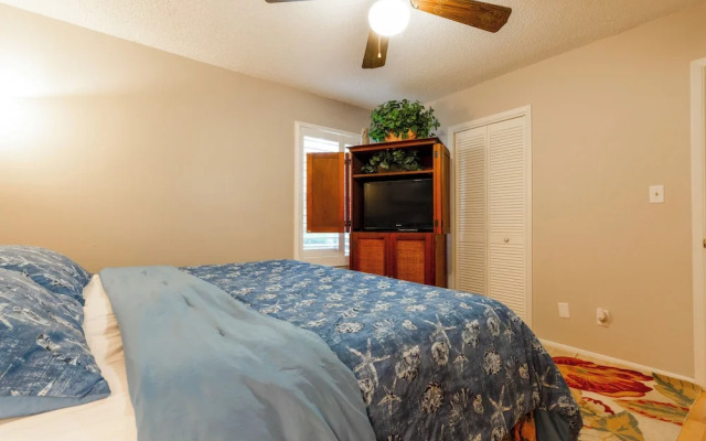 Quiet Condo ~ 10 Mi to Dtwn Pensacola