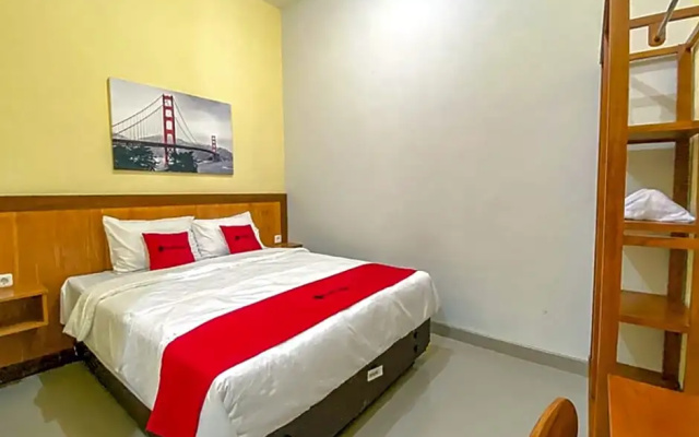 RedDoorz Syariah near Taman Bunga Adipura Sampang