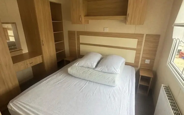 3 Bed Caravan - Sleeps 8 - Pets - Parking