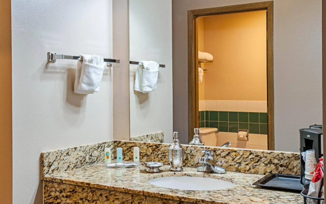 Quality Inn & Suites Kenedy - Karnes City