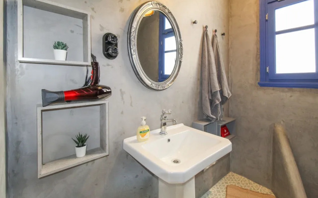 Modern Apartment With Roof Terrace in Athens