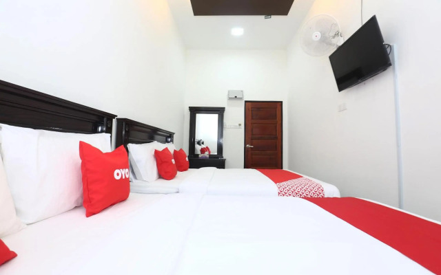 Super OYO 89678 Ady Hotel
