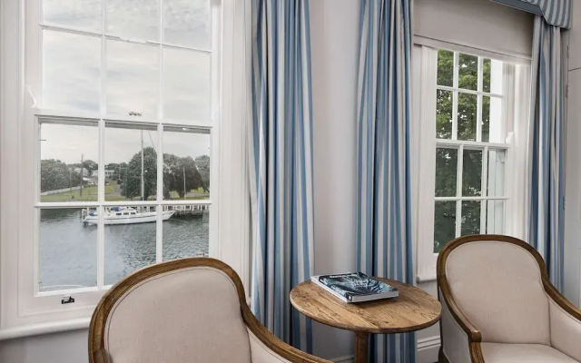 Oscars Waterfront Boutique Hotel