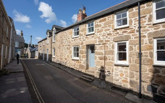 Seaview-2br-sleeps5-cottage-fastwifi-woodburner