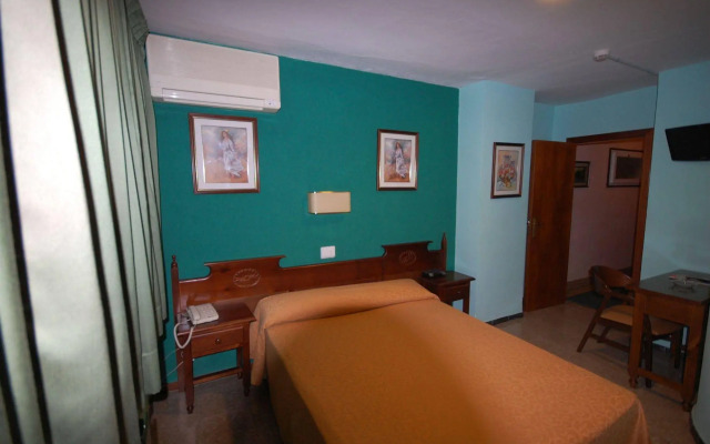 Vintage Hotel Mercedes