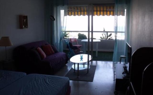 Grand studio vue mer à Marina Baie des Anges