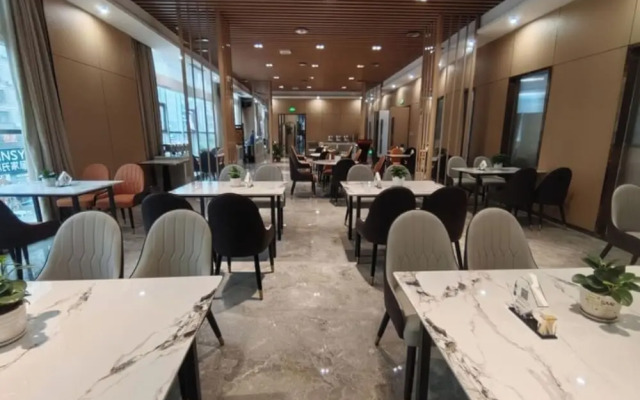 Wanzai Yijia La Maison Hotel