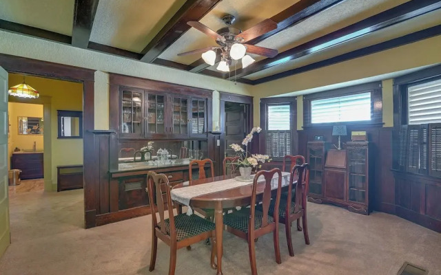 Central Galveston Home < 1 Mi to Beach!