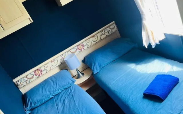 4-bed Seaside Caravan Free Wifi Pet Frie