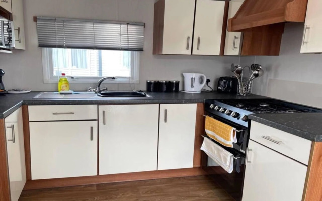 Immaculate 2-bed Sleeps 6 in Pevensey Bay