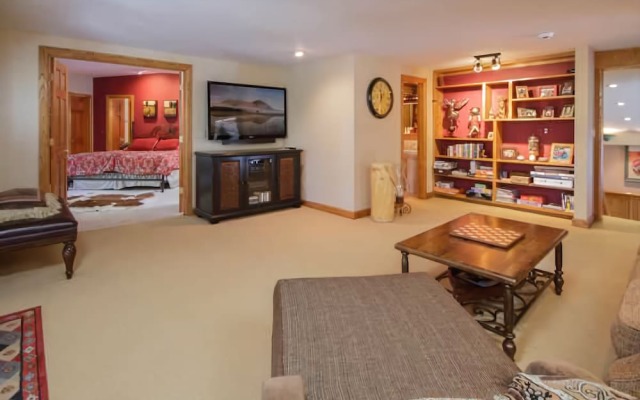 Royal Tiger Lodge (Private Home with Hot Tub)