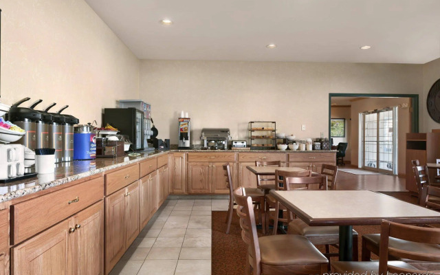 Country Inn & Suites by Radisson, Clinton, IA