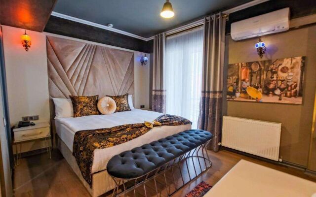 Moonday Hotel