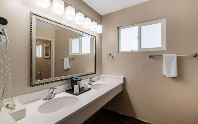 BaySide Inn & Suites Eureka