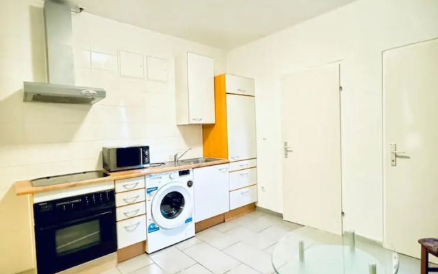 Cozy 2BR Apt Sleeps 6 Direct City Access